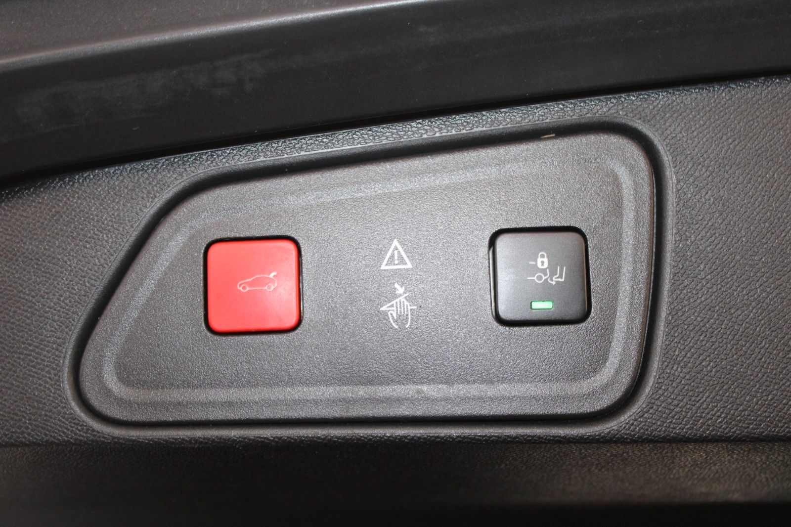 Fahrzeugabbildung Peugeot 3008 HYBRID4 300 e-EAT8 GT Full LED Panodach uvm