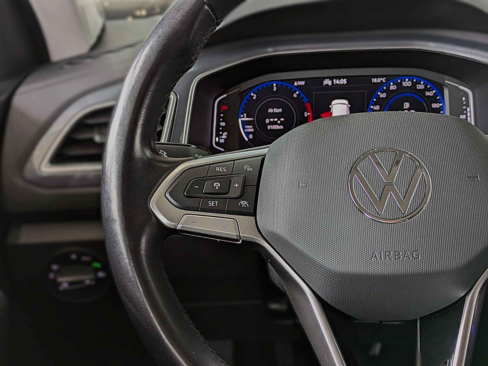 Fahrzeugabbildung Volkswagen T-Roc 2.0 TDI STYLE NAVI SHZ ACC LED CAM AHK