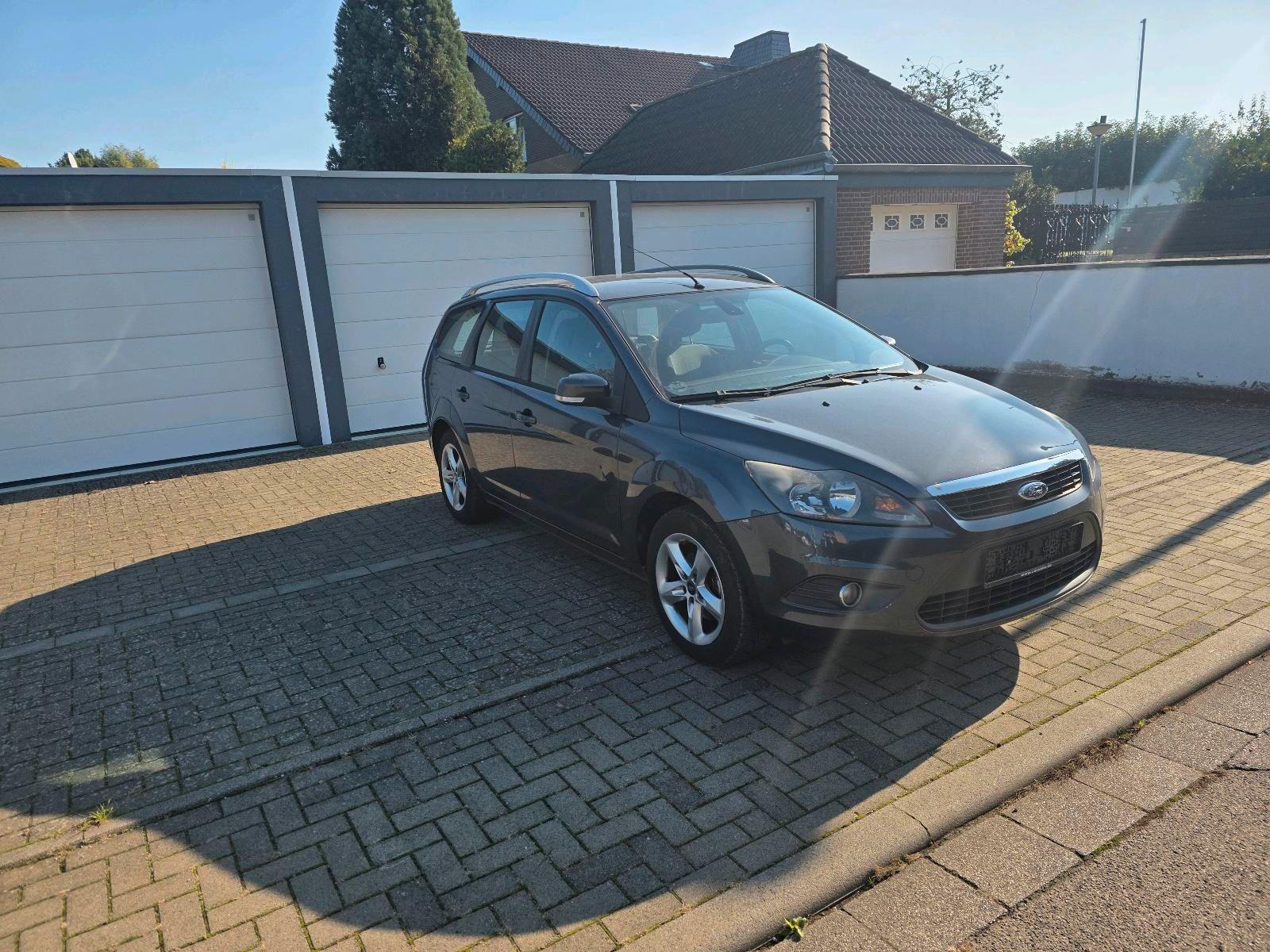 Ford Focus 2010 — вигляд ззаду