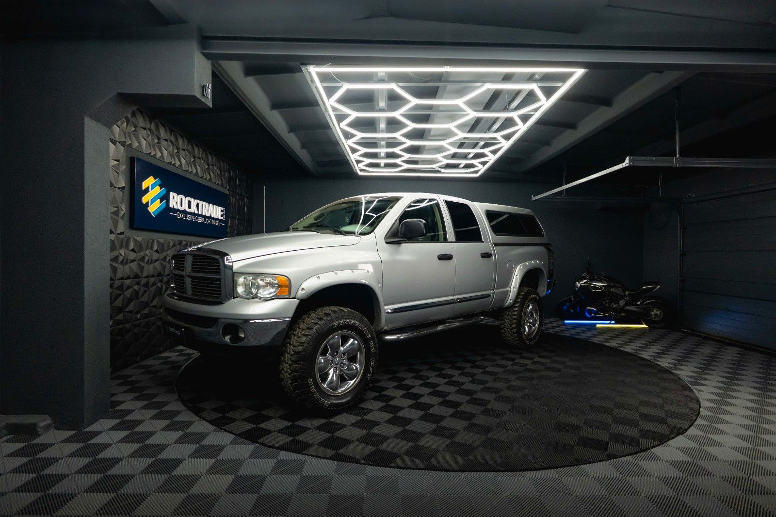 Fahrzeugabbildung Dodge RAM 5.7 V8 HEMI 4x4 OFFROAD MONSTERTRUCK LONGBED