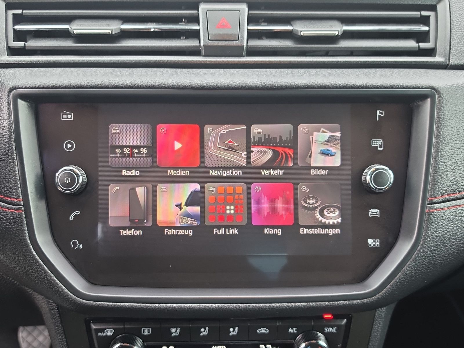 Fahrzeugabbildung SEAT Arona FR PDC SHZ AHK