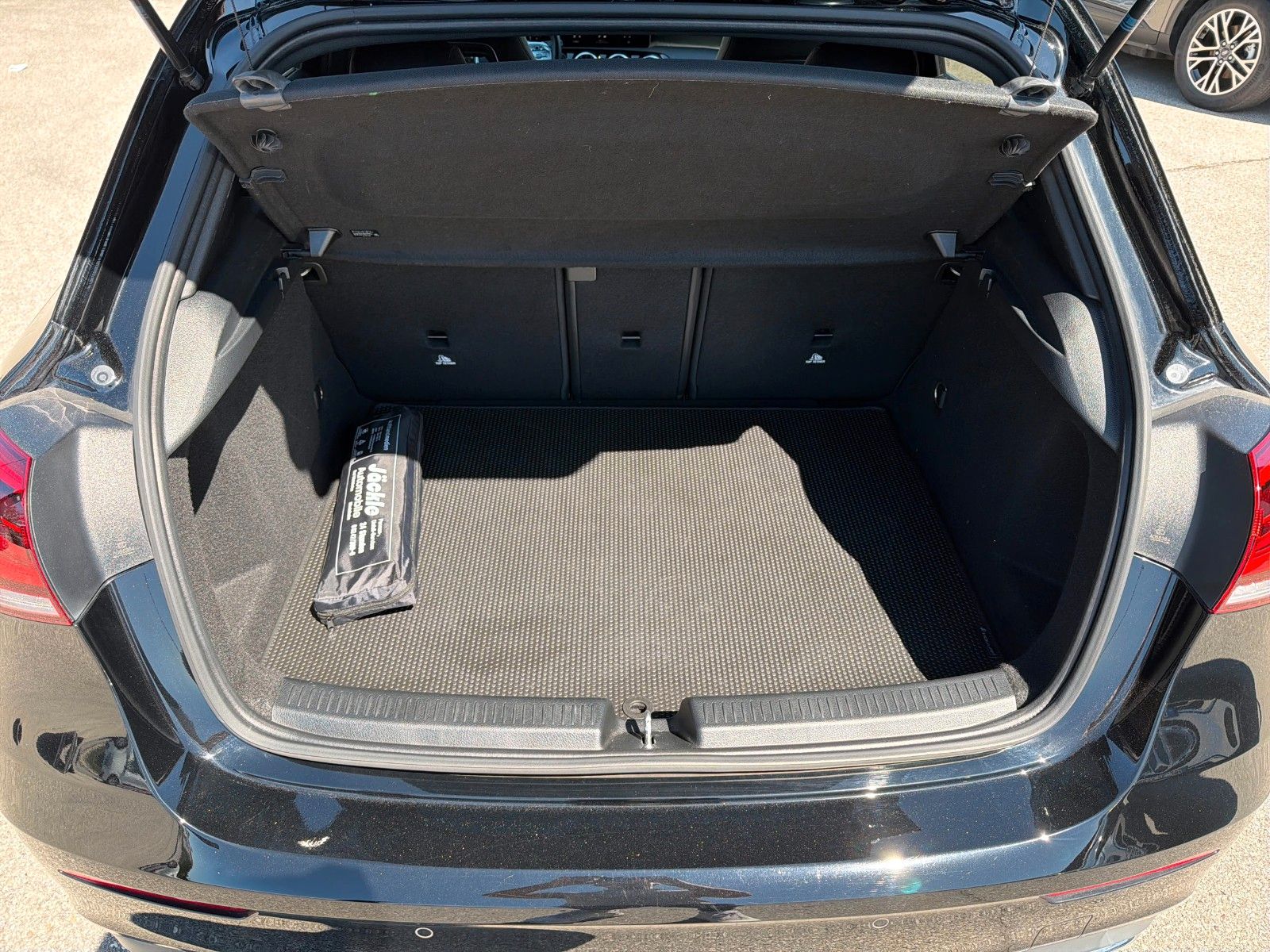 Fahrzeugabbildung Mercedes-Benz A 180 AMG Line, PARK-PAKET
