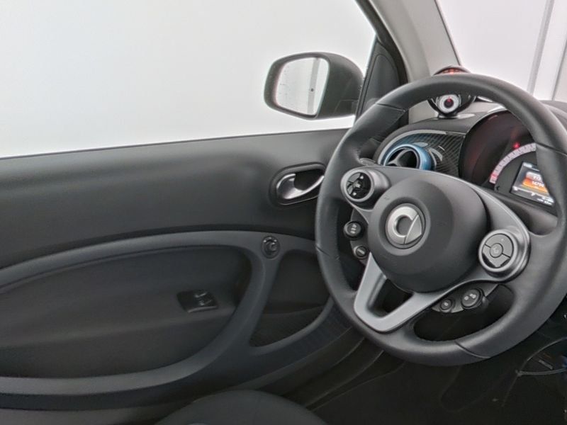 Fahrzeugabbildung Smart Smart fortwo EQ JBL*CARBON-OPTIK*KAMERA*LED*22KW