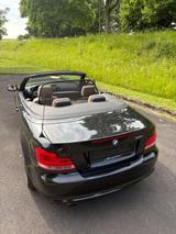 BMW 118i Cabrio - - BMW 118 mit Benzin-Antrieb: Schwarz, Leder, Cabrio