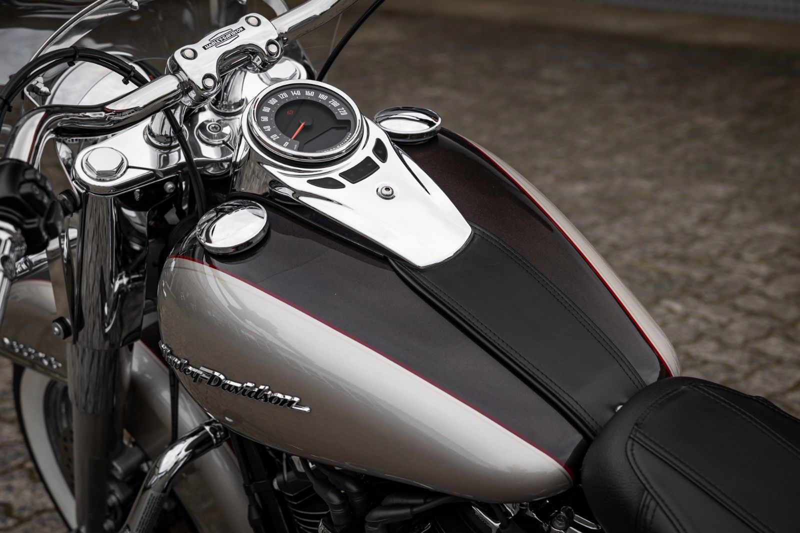 Fahrzeugabbildung Harley-Davidson SOFTAIL DELUXE FLDE - JEKILL & HYDE - NEUWERTIG