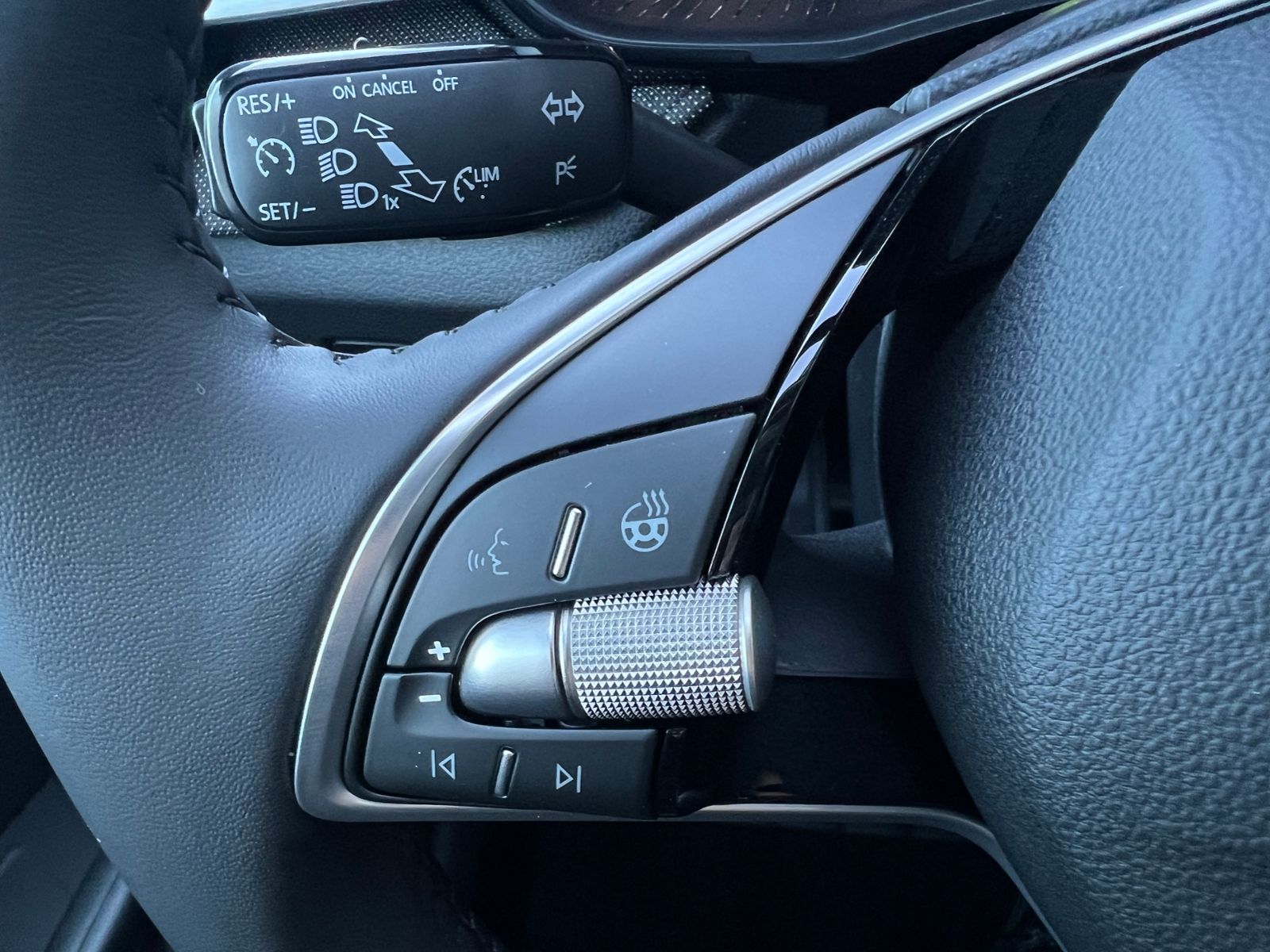 Fahrzeugabbildung SKODA Fabia Selection 1.0 TSI DSG *LED, KESSY, Rückfah