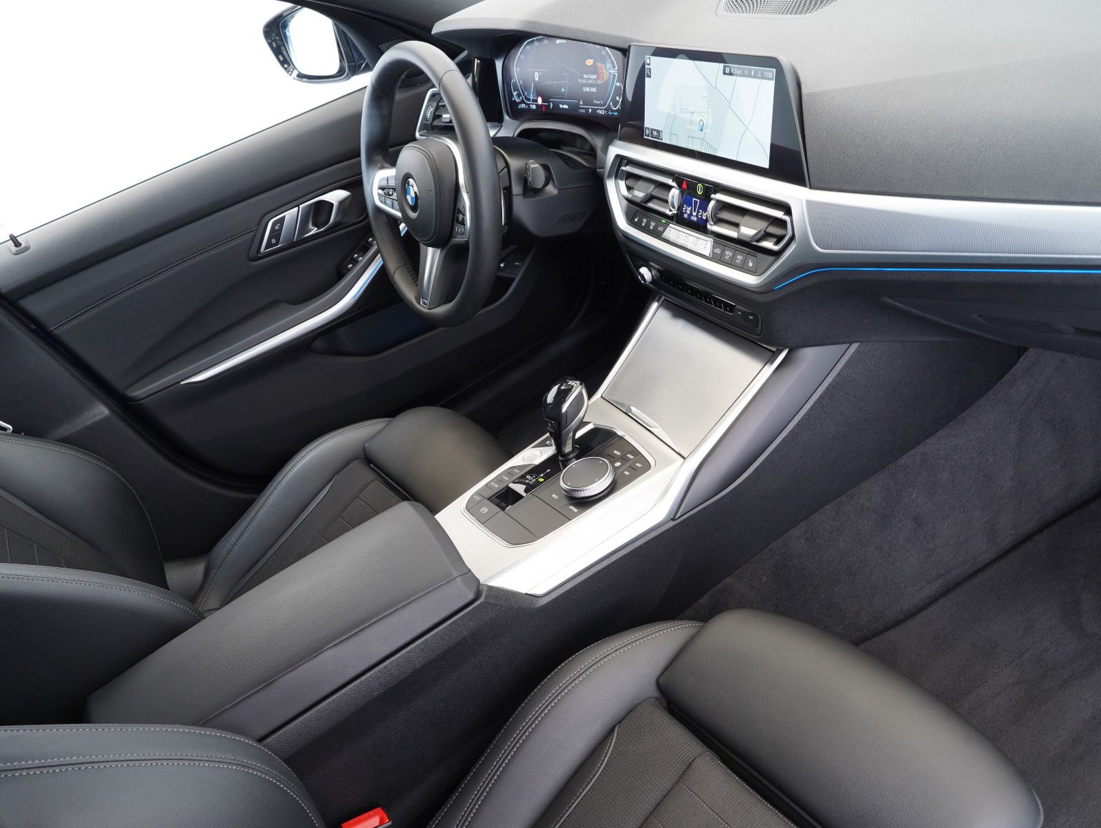 Fahrzeugabbildung BMW 330 e Touring Sport Line INDIVIDUAL/HEADUP/LASER