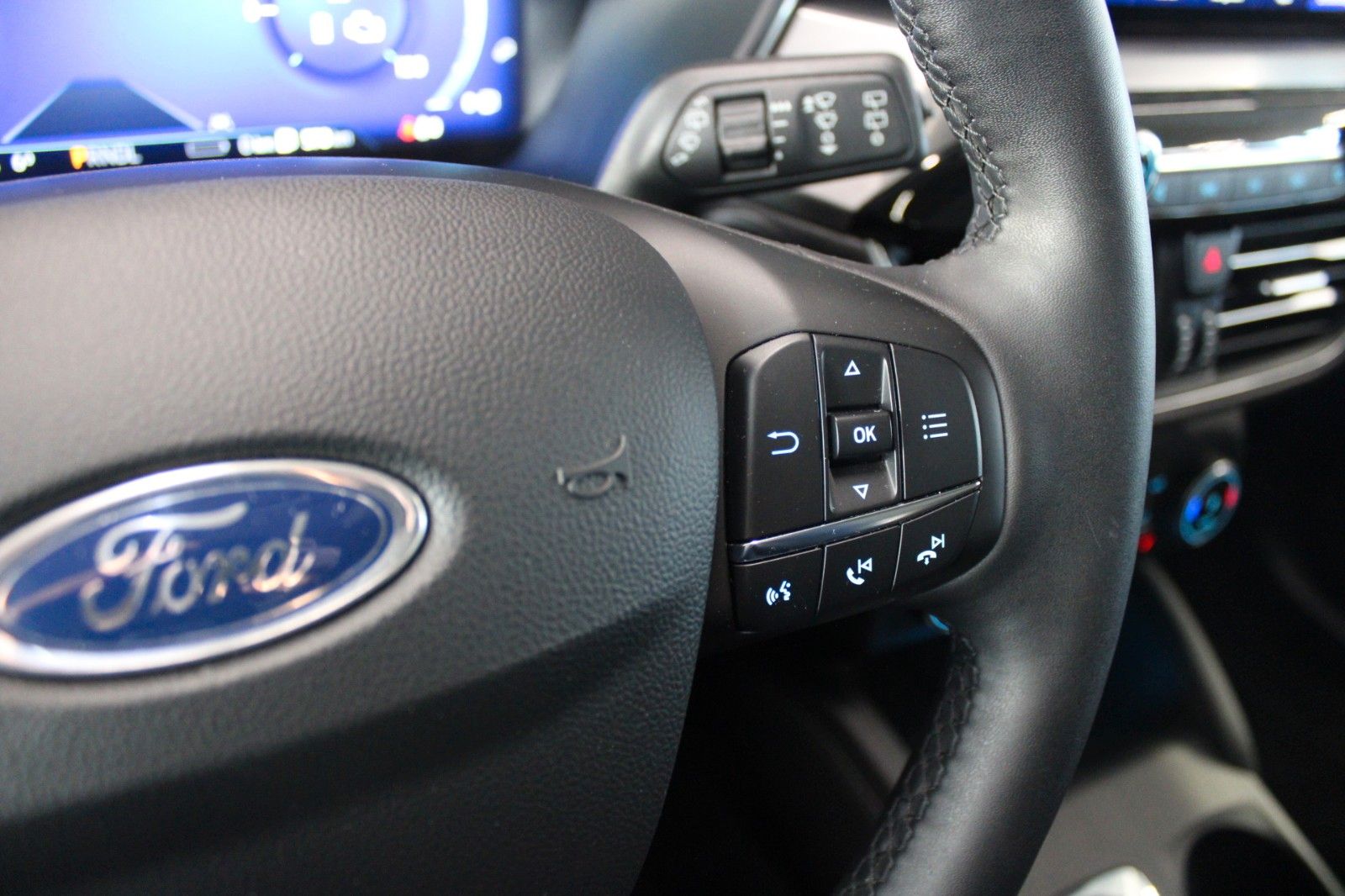 Fahrzeugabbildung Ford Kuga 2.5 PHEV Titanium LED Panodach WinterPaket