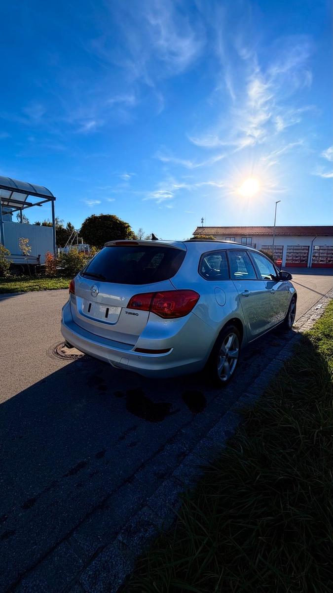 Opel Astra 2011 — photo 5