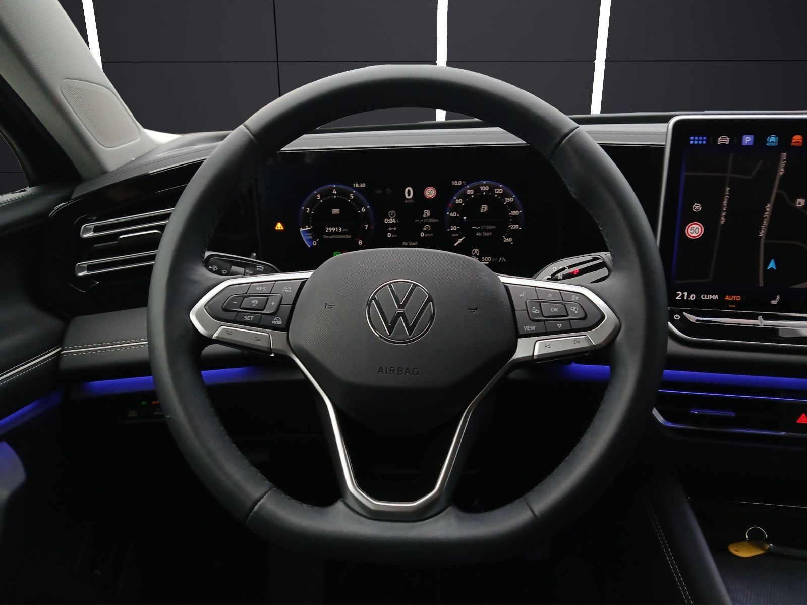 Fahrzeugabbildung Volkswagen Tiguan eTSI Elegance Matrix AHK Navi AID ACC RFK