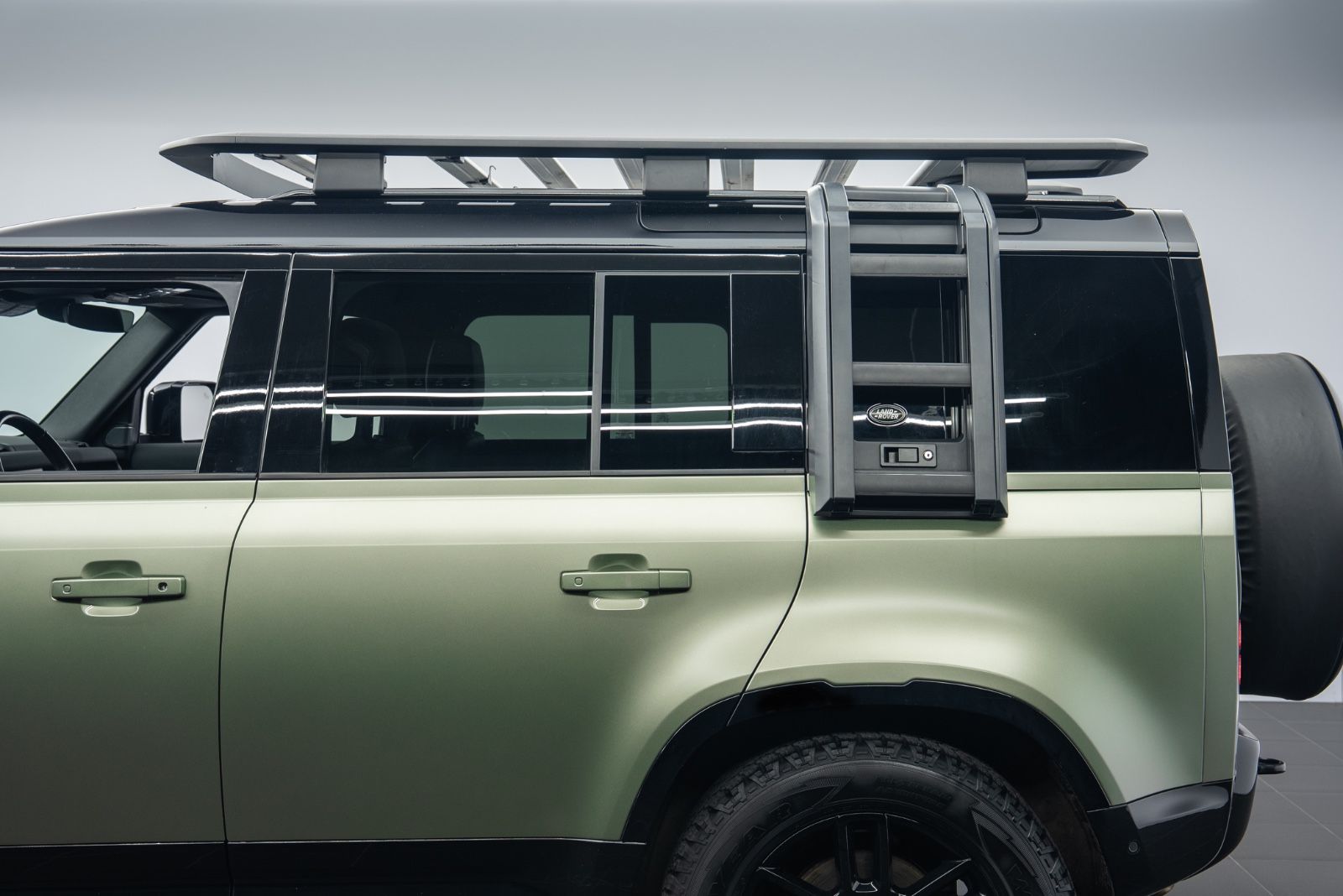 Fahrzeugabbildung Land Rover Defender 110 X-Dynamic SE EXPLORER/BLACK/PPF