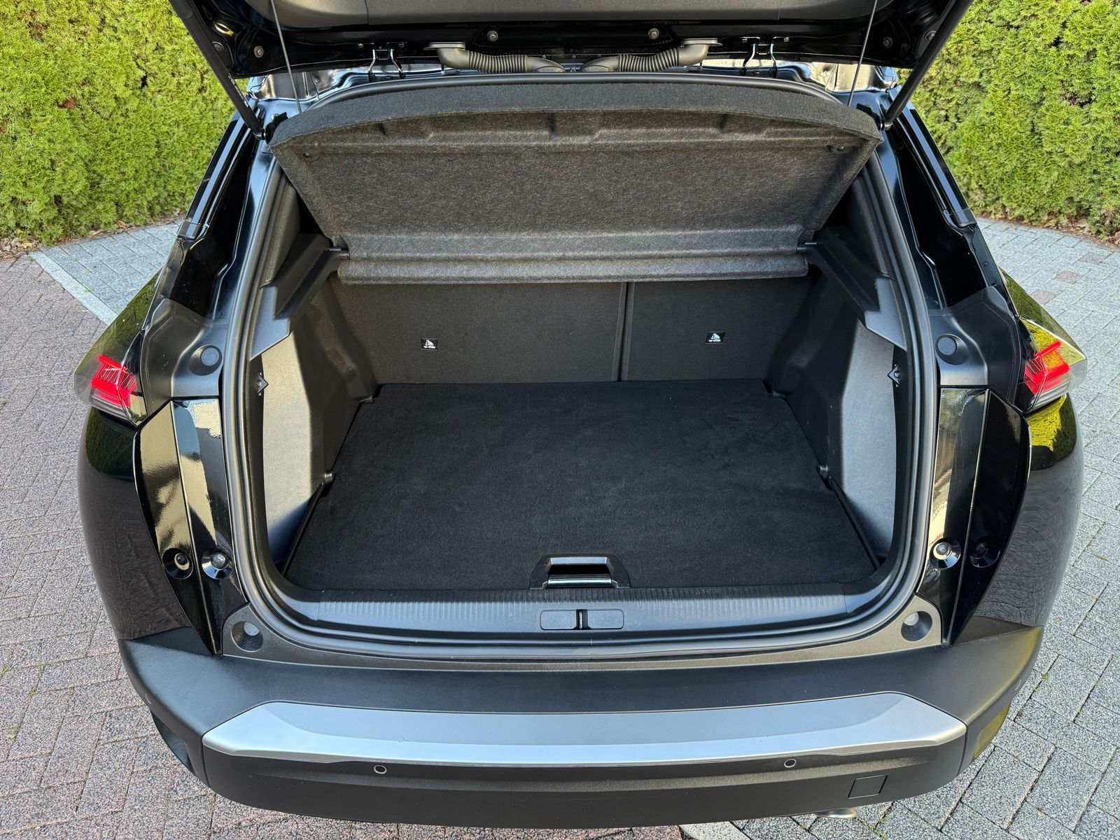 Fahrzeugabbildung Peugeot 2008 1.5Blue-HDI Allure LED+NAV+SHZ+AHK+KAM+VIRT