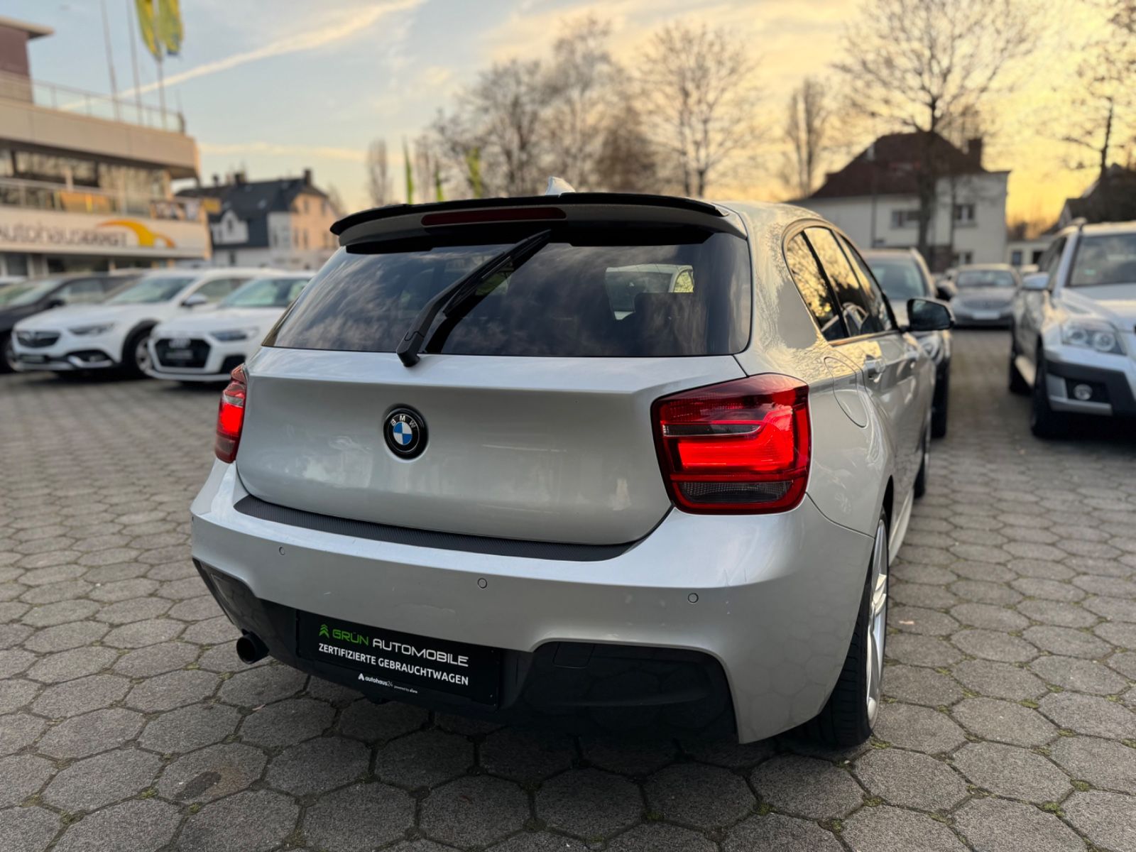 Fahrzeugabbildung BMW 118 i* M Paket*LED*Bi-xenon*Alcantara*8Fach