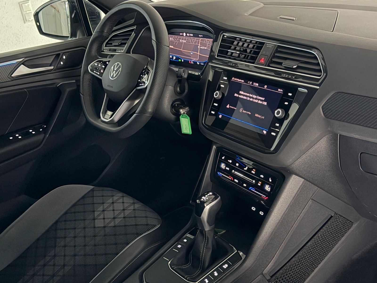 Fahrzeugabbildung Volkswagen Tiguan 2.0 TDI R-LINE/IQ-LED/KAMERA/ACC/AMBI+