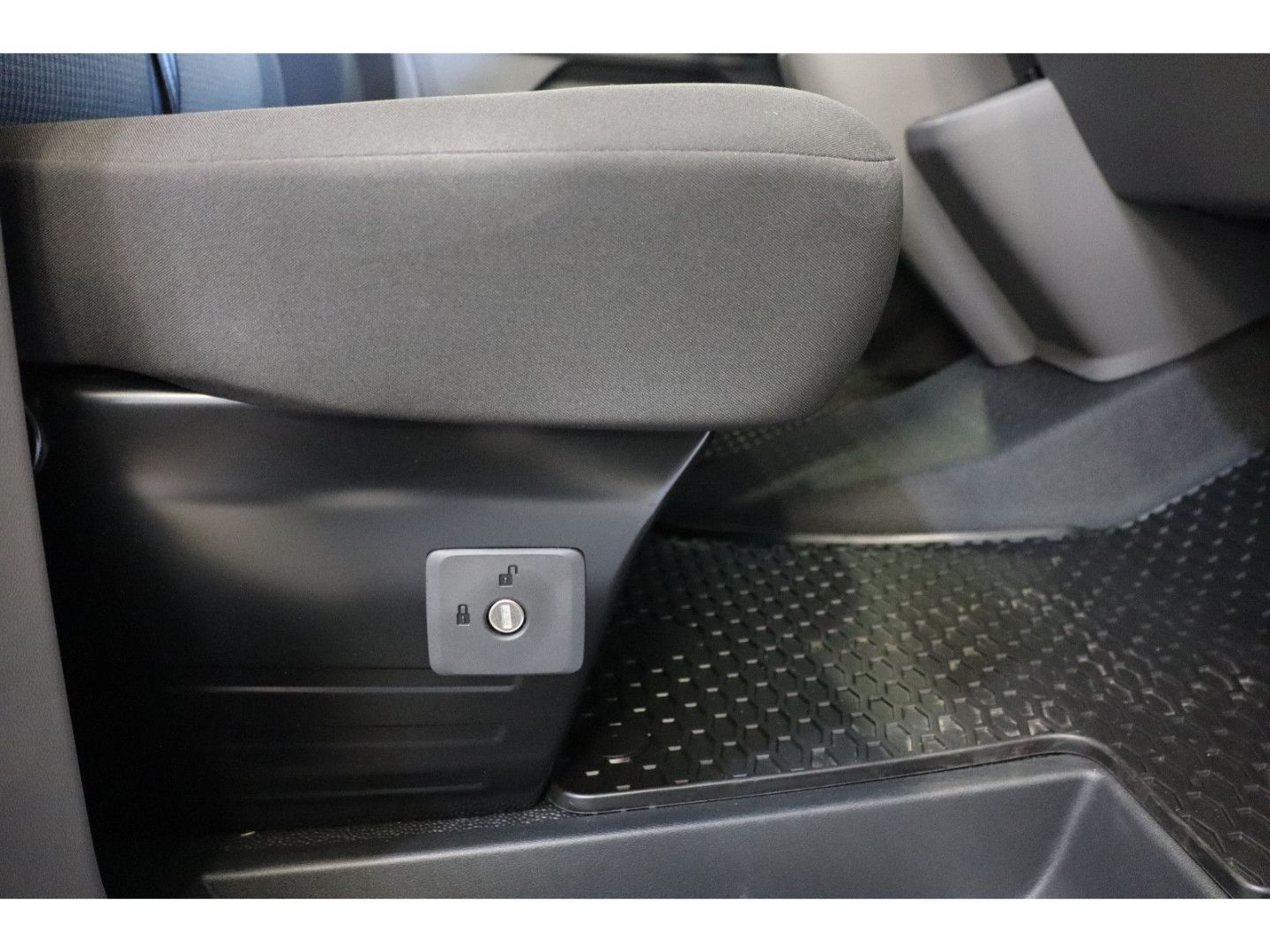 Fahrzeugabbildung Volkswagen VW T6.1 ABT e-Kasten LR DSG DAB Klima PDC 3-Sit