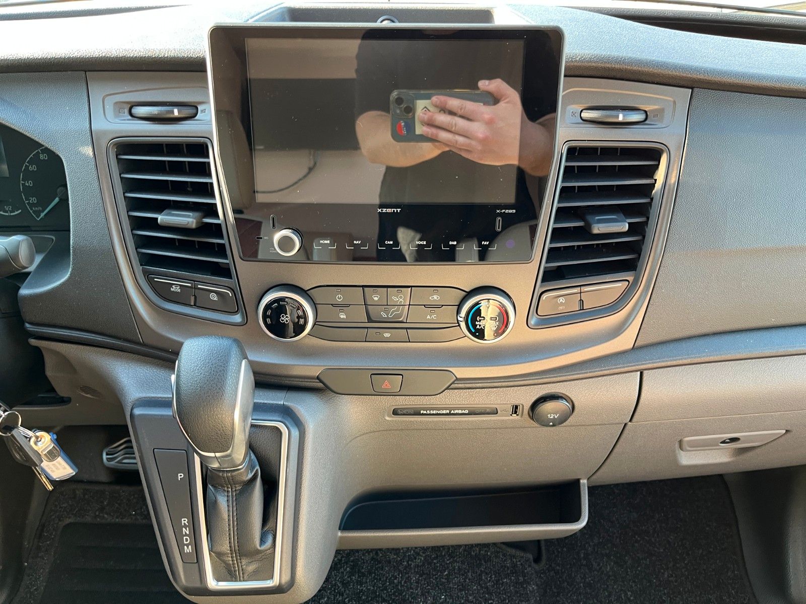 Fahrzeugabbildung Bürstner Lineo T 700 155PS*Autom.*Xenon*Winter*Sat*TV*Nav