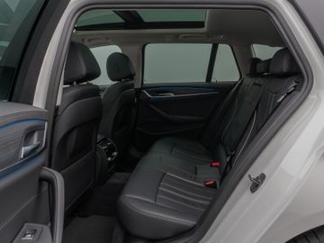 Fahrzeugabbildung BMW 530e Tour Luxury Line HiFi Pano AHK Kamera DAB