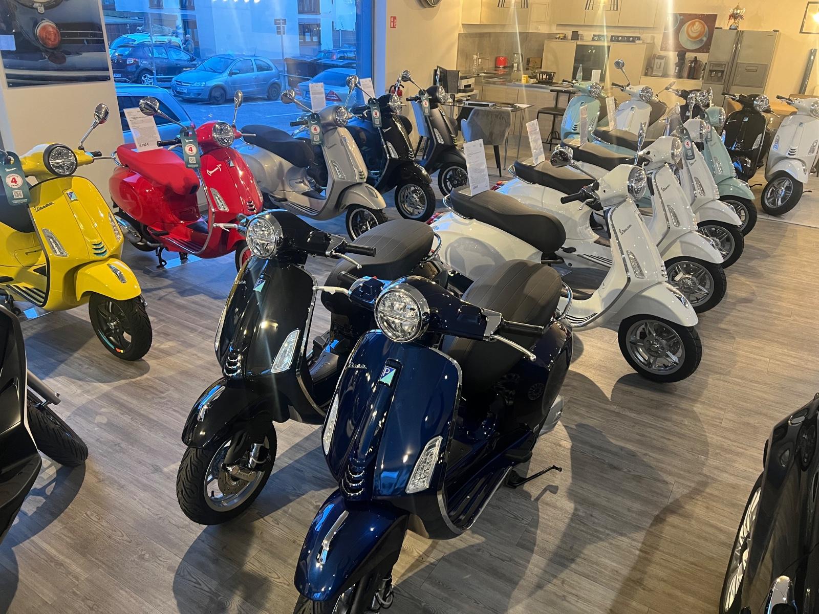 Vespa Primavera125 Schwarz Weiss Grün Blau Neu !!!