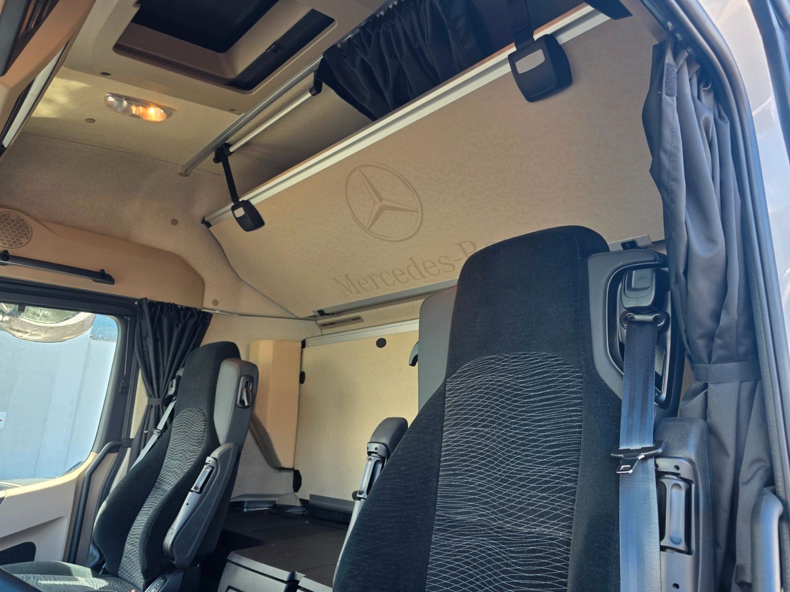 Fahrzeugabbildung Mercedes-Benz Actros 1833 L Retarder 2x Bett LBW Bär 1.500kg