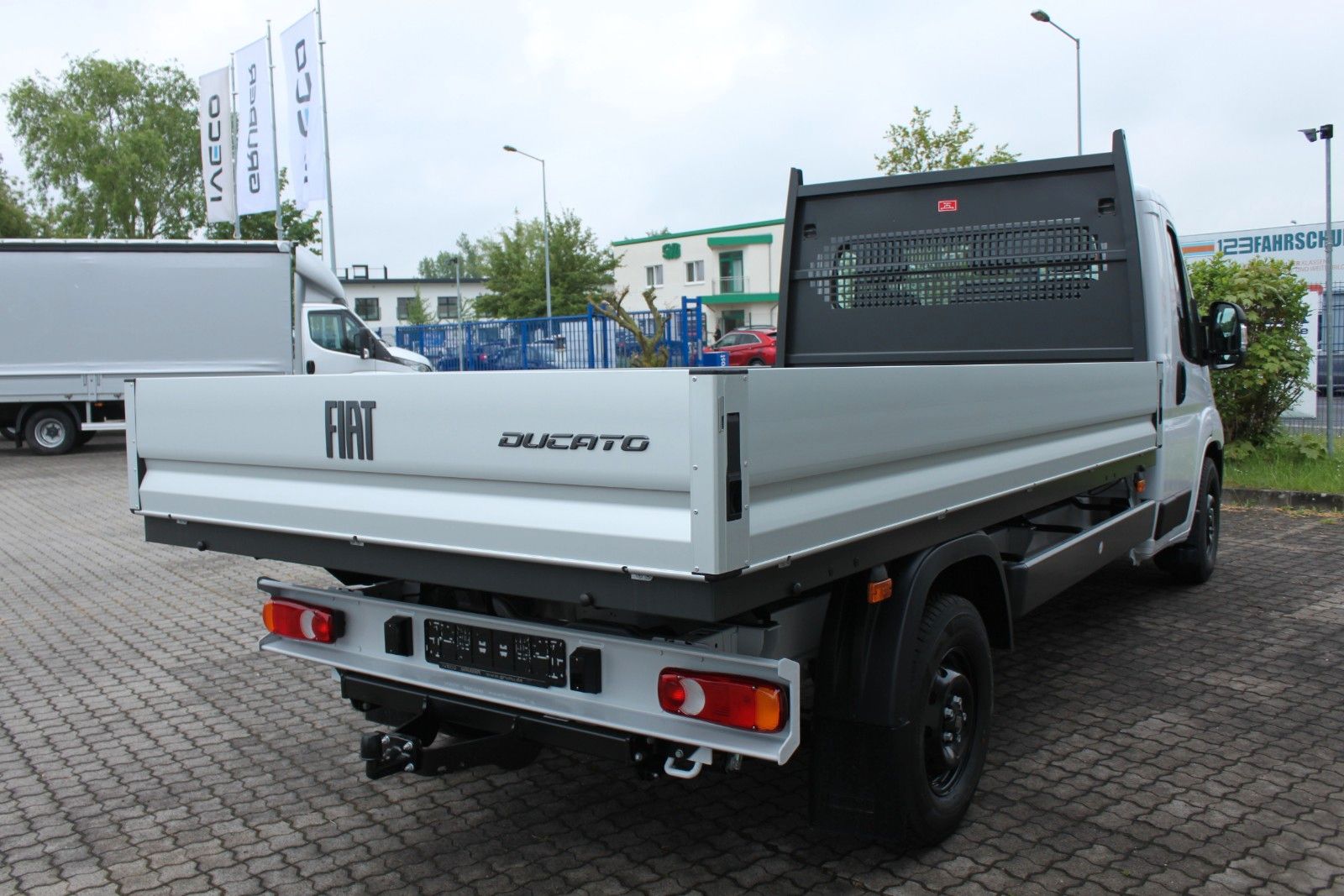 Fahrzeugabbildung Fiat Ducato Pritsche 35 AHK, Ganzjahresreifen