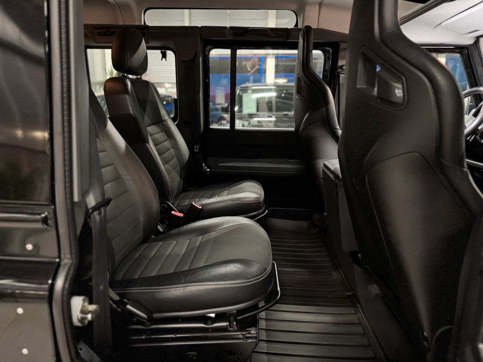 Fahrzeugabbildung Land Rover Defender 110 SE Station Wagon "Maxi-UMBAU"