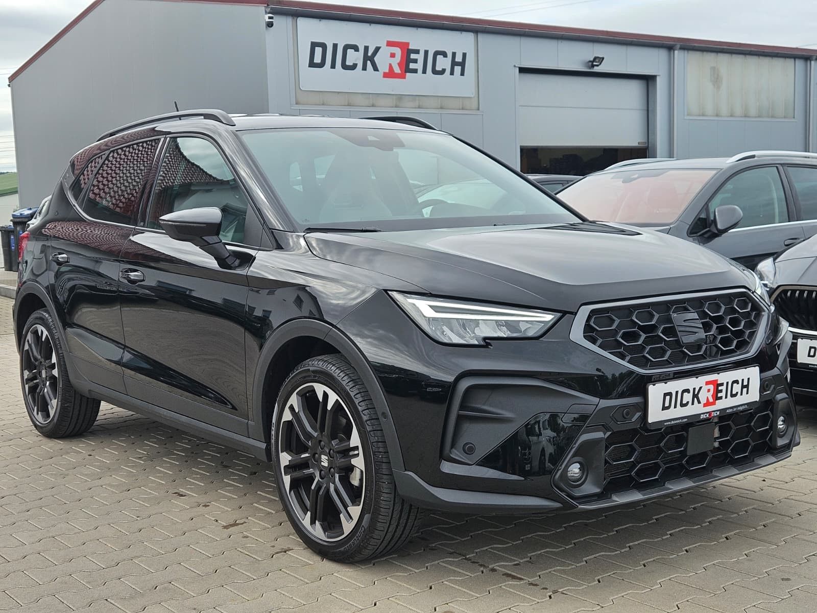Fahrzeugabbildung SEAT Arona 1.5 TSI DSG FR Black Edition*LED*ACC*