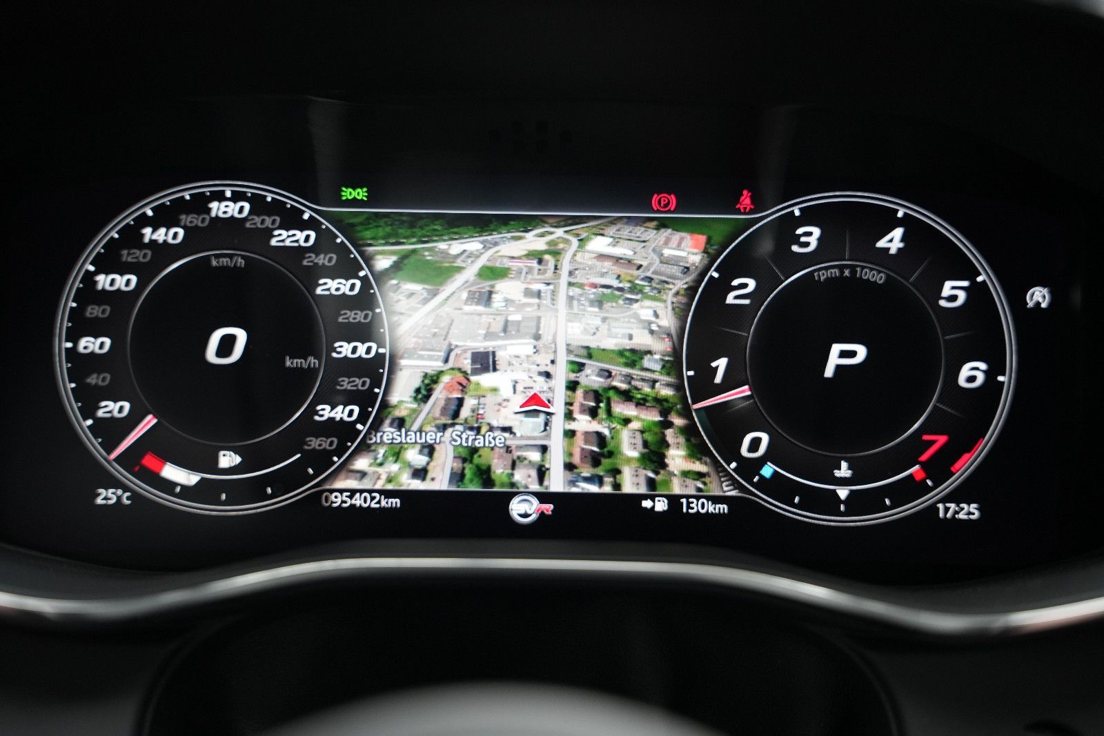 Fahrzeugabbildung Jaguar F-Pace F-PACE SVR /PANO/MERIDIAN/HUD/360°KAM/MEM