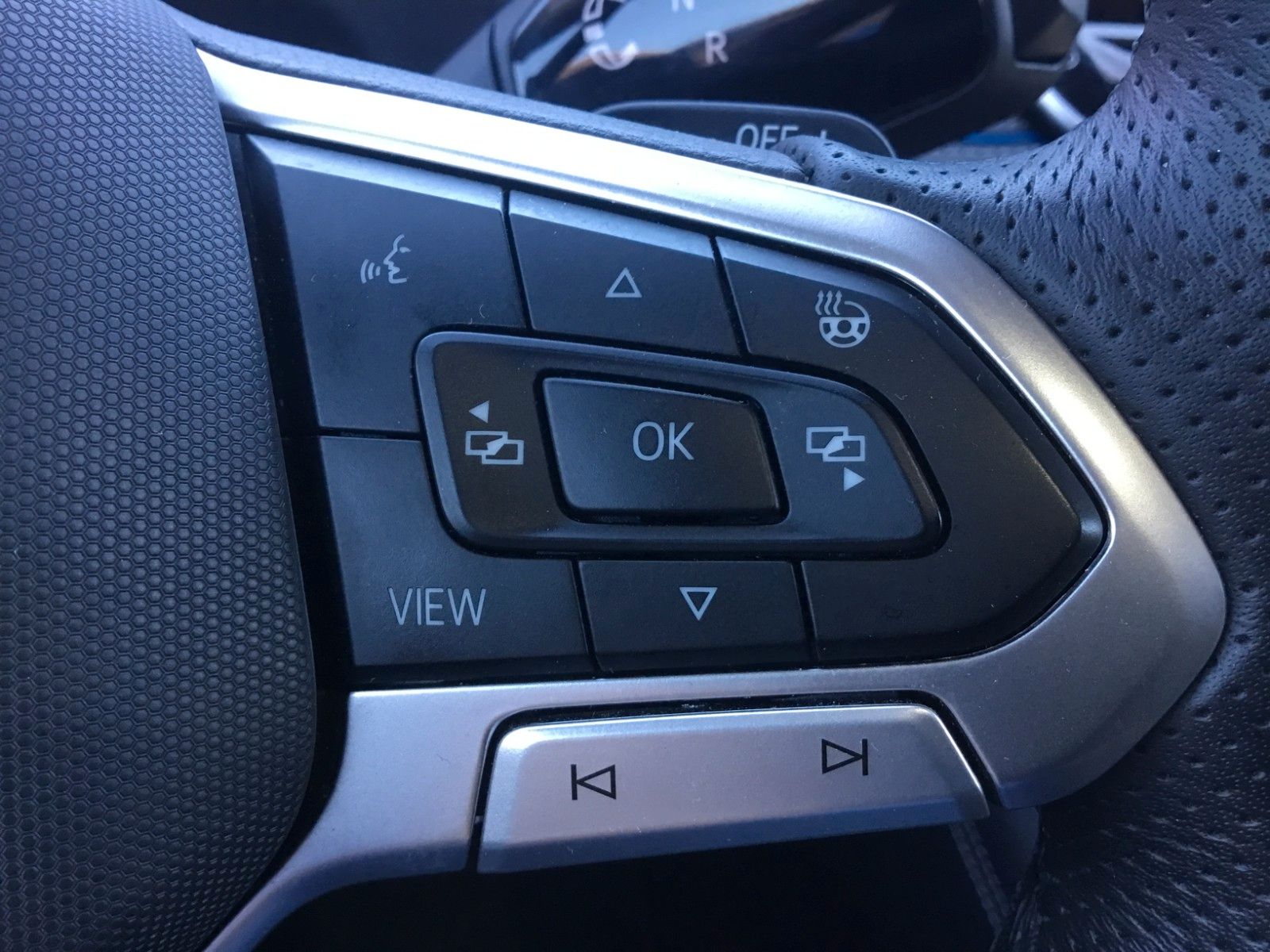Fahrzeugabbildung Volkswagen Tiguan 2.0 TSI DSG 4M R-Line+Pano+AHK+IQLight+20