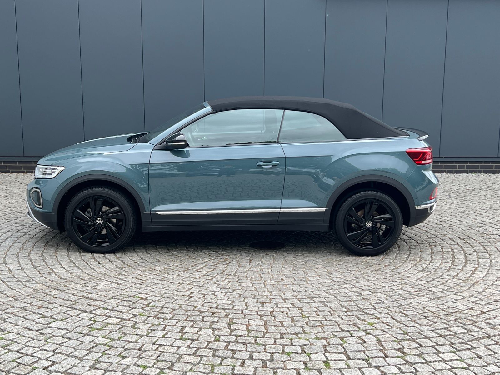 Fahrzeugabbildung Volkswagen T-Roc Cabriolet 1.5 TSI DSG *AHK, LED, Black Sty