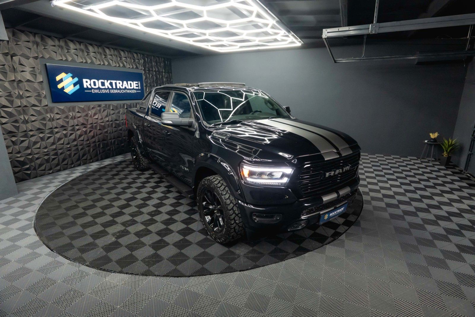 Fahrzeugabbildung Dodge RAM 5.7 V8 HEMI 4x4 Night LARAMIE Pano LED 19%
