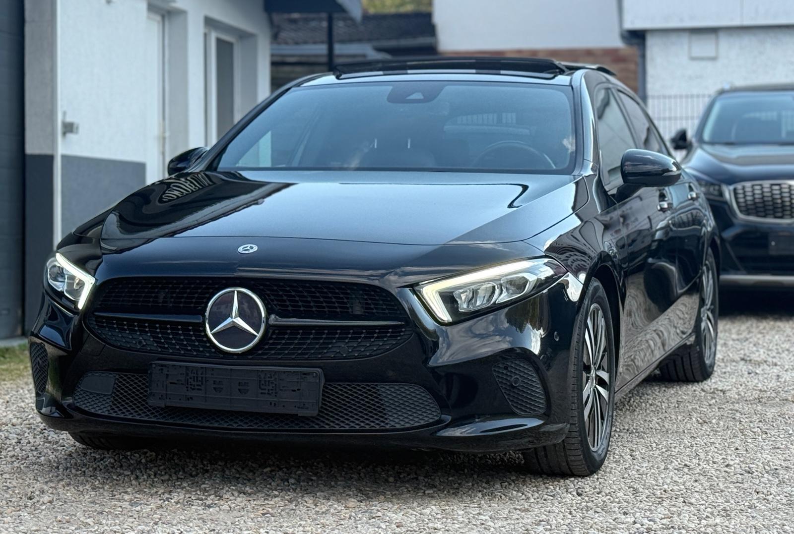 Mercedes-Benz A 180d Pano/LED/KAMERA/NAVI