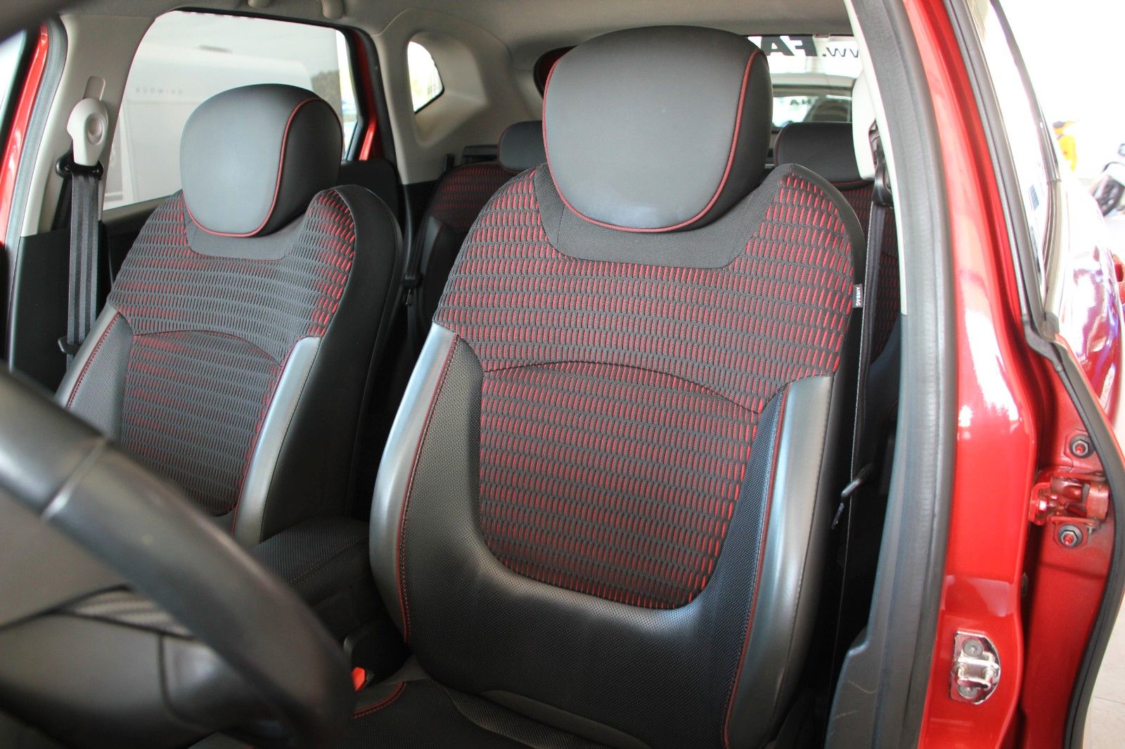 Fahrzeugabbildung Renault Captur Helly Hansen