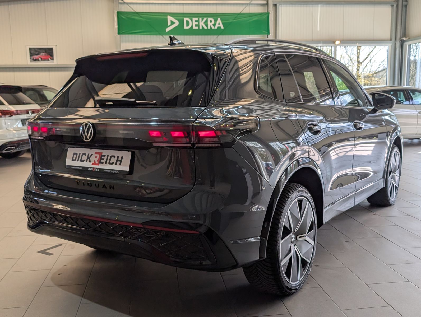 Photo du véhicule Volkswagen Tiguan 2.0TDI R-Line 4M Pano Black AHK Matrix 20