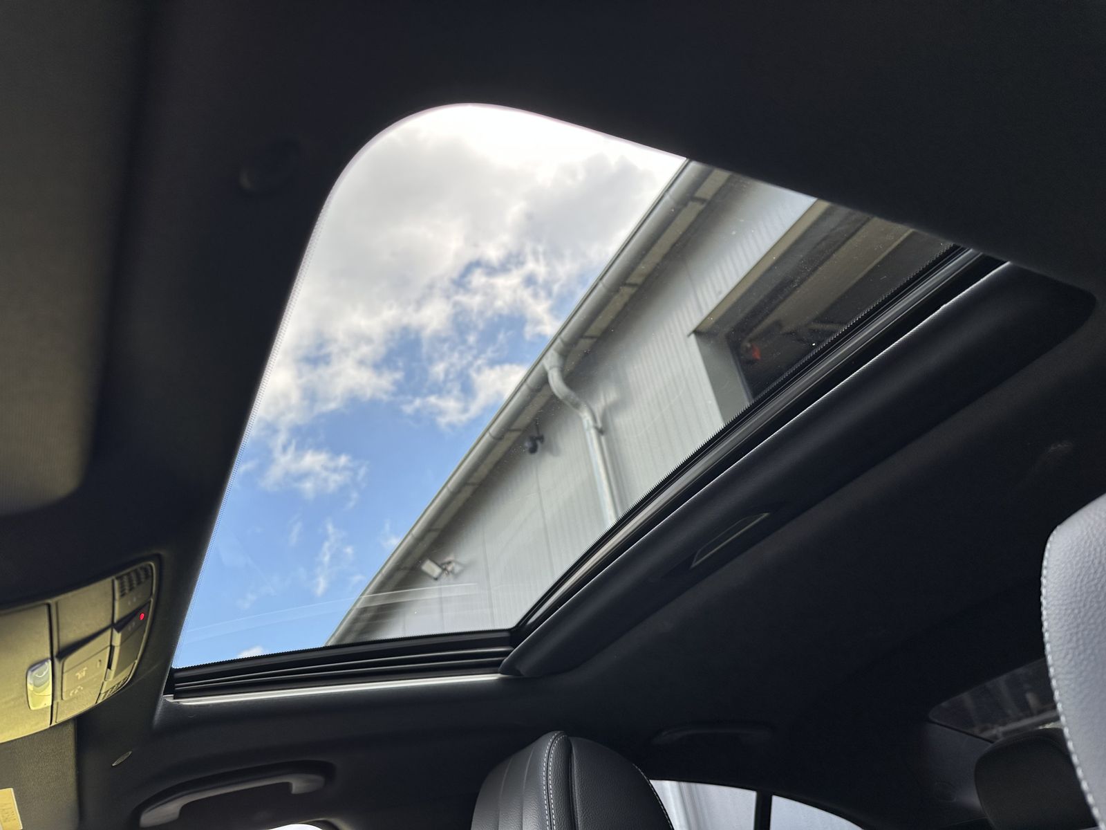 Fahrzeugabbildung Mercedes-Benz CLS 400d 4M AMG-Line NAV+LED+PANO+20ZO+BURMESTER