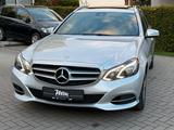 Mercedes-Benz E220 Avantgarde 4Matic*Leder*Kamera*HarmanKardon - Mercedes-Benz E 220: 4matic