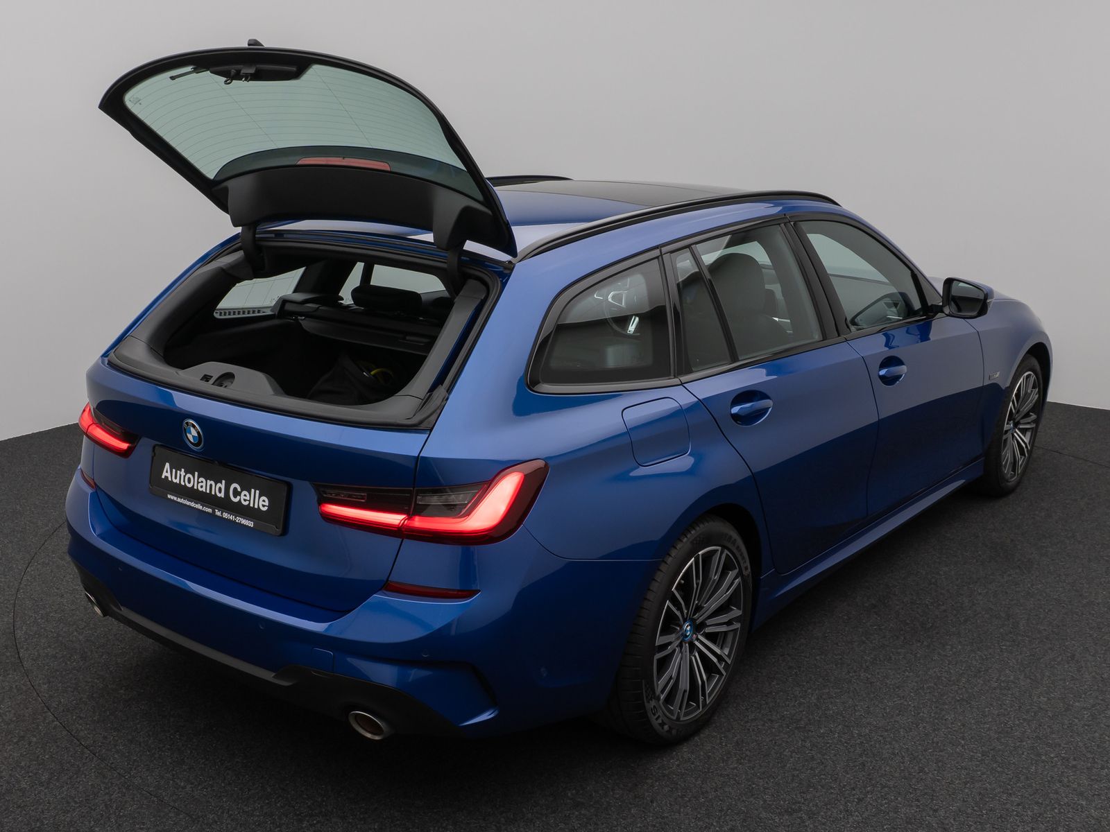 Fahrzeugabbildung BMW 330e  M Sport Panorama Laser Kamera HUD HiFi