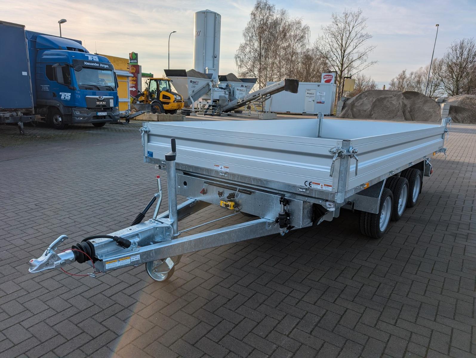 Humbaur HTK 3500.41 Tridem mit E-Pumpe