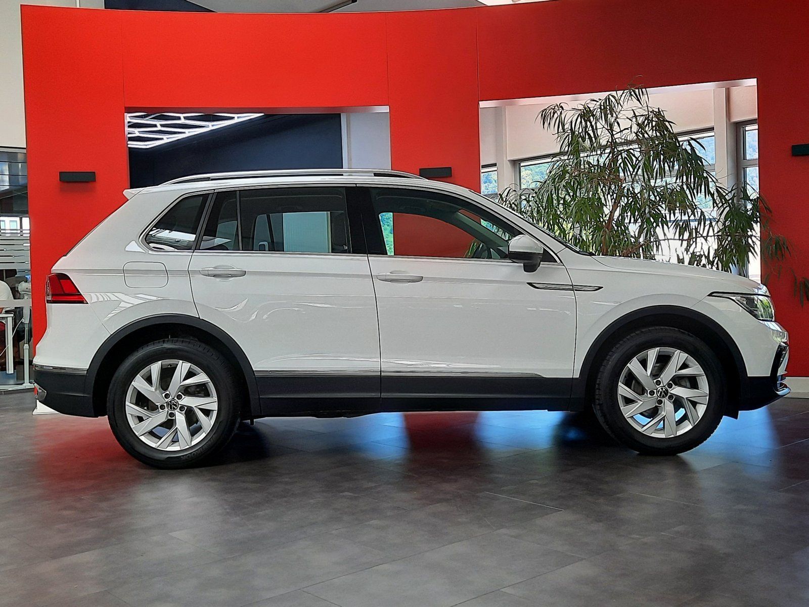 Fahrzeugabbildung Volkswagen Tiguan Elegance TSI DSG *LED*PDC*Sitzhzg*ACC*APP