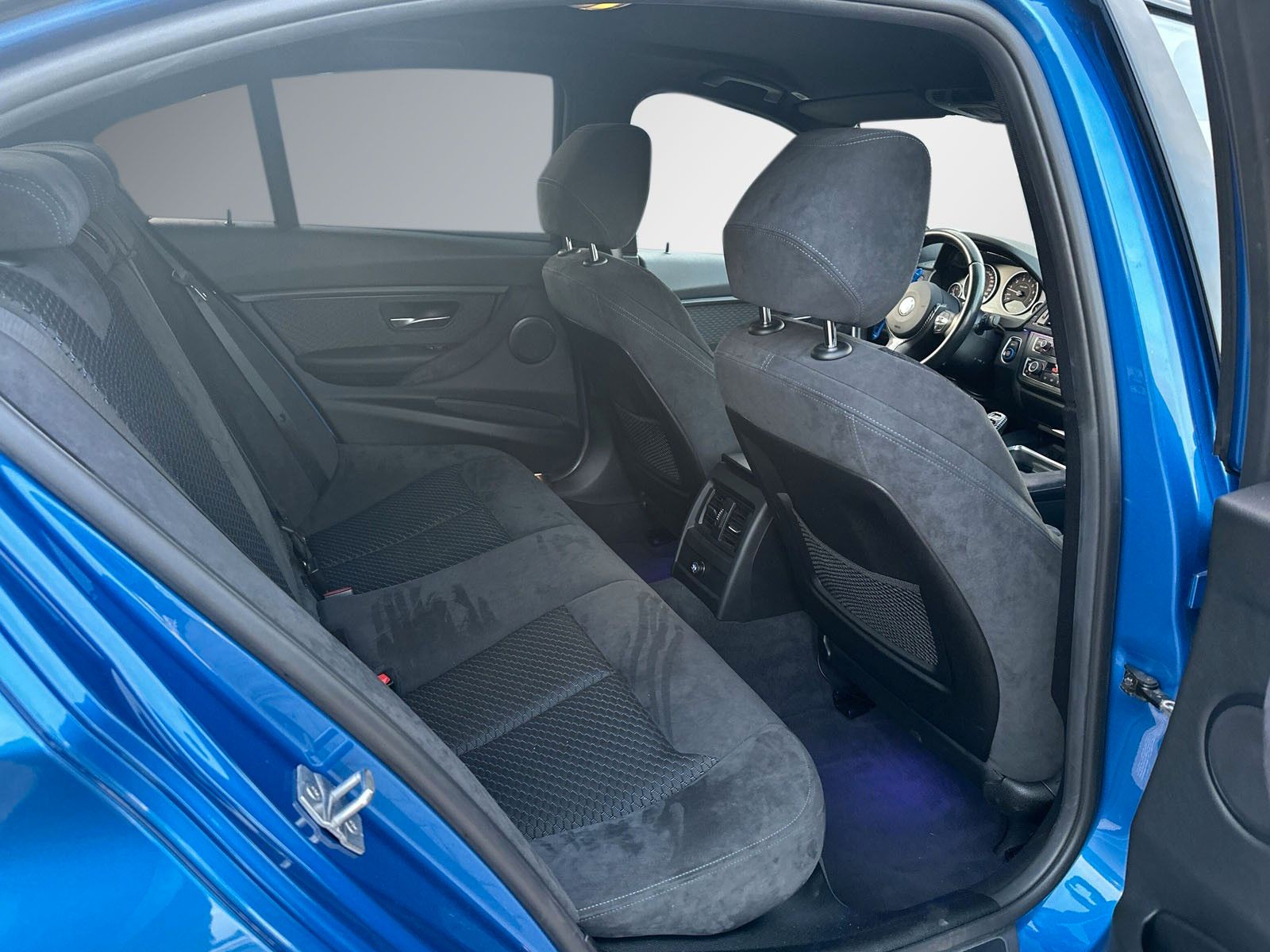 Fahrzeugabbildung BMW 320 i *M-Paket*Alcantara*Head-Up*Ambiente*