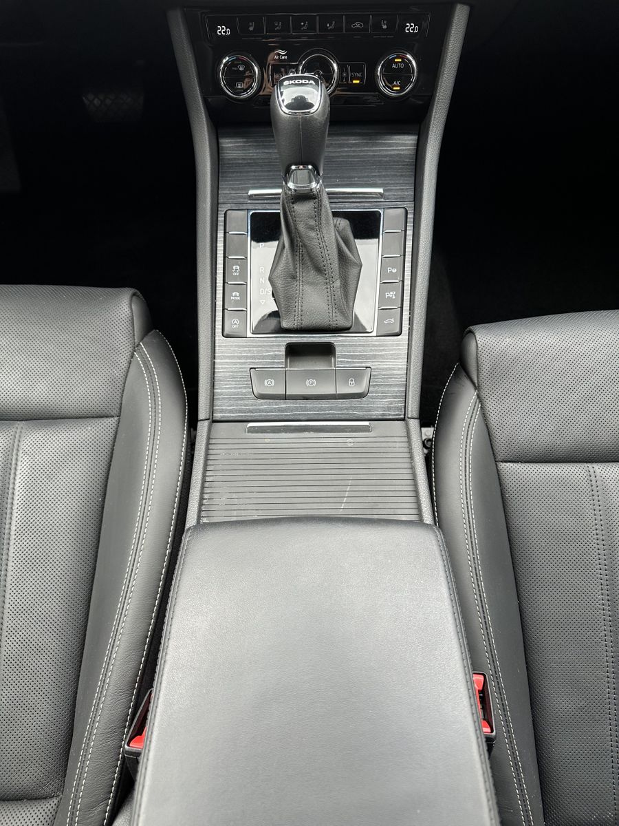 Fahrzeugabbildung SKODA Superb Combi Premium NAV+LED+PANO+360°+AHK+DCC