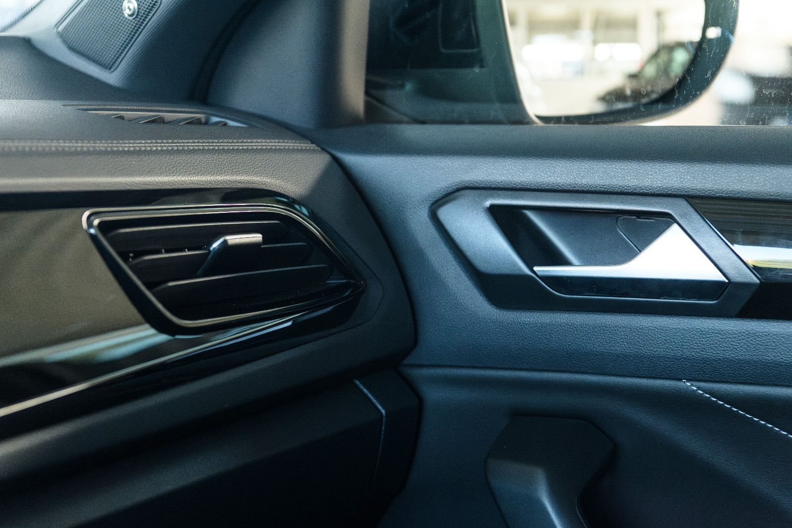 Fahrzeugabbildung Volkswagen T-Roc R-Line ALLRAD+LEDER*AHK*LED*NAVI*RFK*IQ