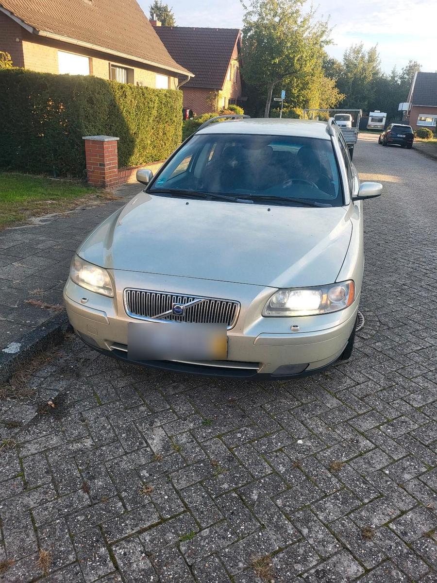 Volvo V70 2005 — rear view