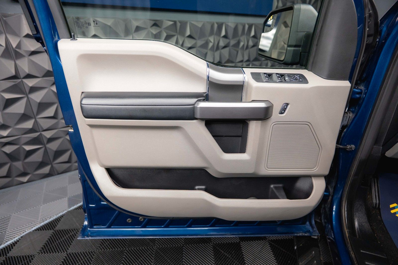 Fahrzeugabbildung Ford F150 V6 4x4 Offroad SuperCrew RAPTOR HardTop 19%