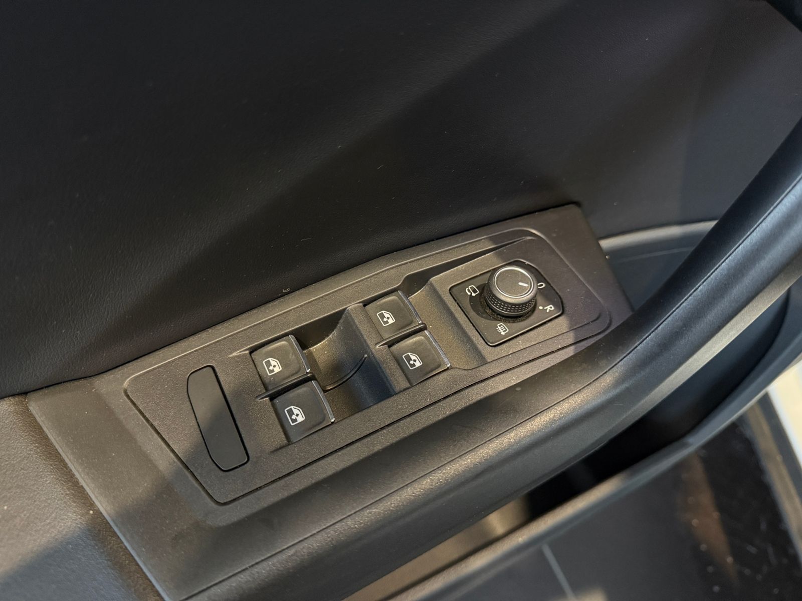 Fahrzeugabbildung Volkswagen T-Roc Cabrio R-Line Black AHK BEATS 8-FACH BEREI