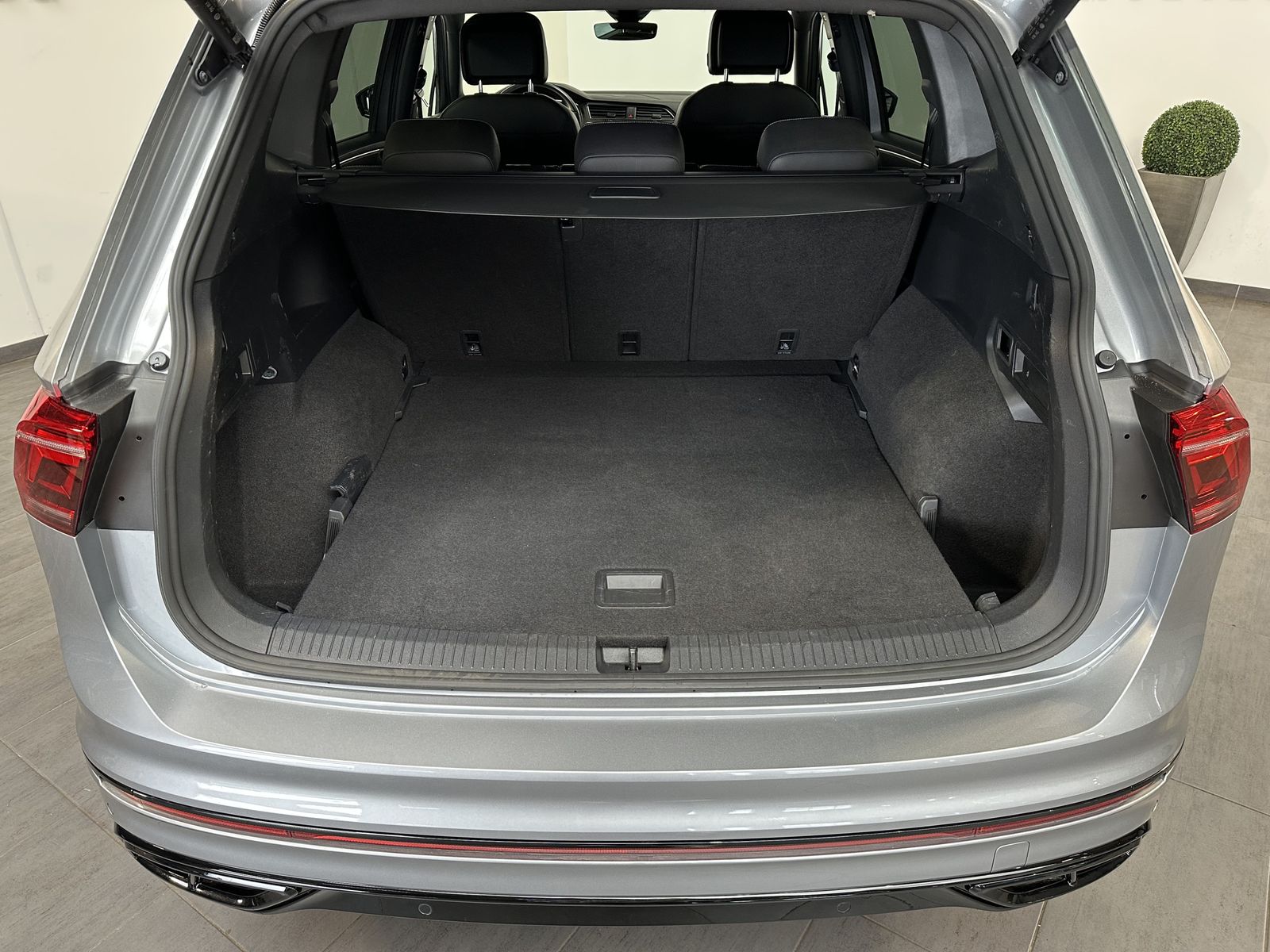 Fahrzeugabbildung Volkswagen Tiguan Allspace 4M R-Line Black NAV+LED+AHK+360°