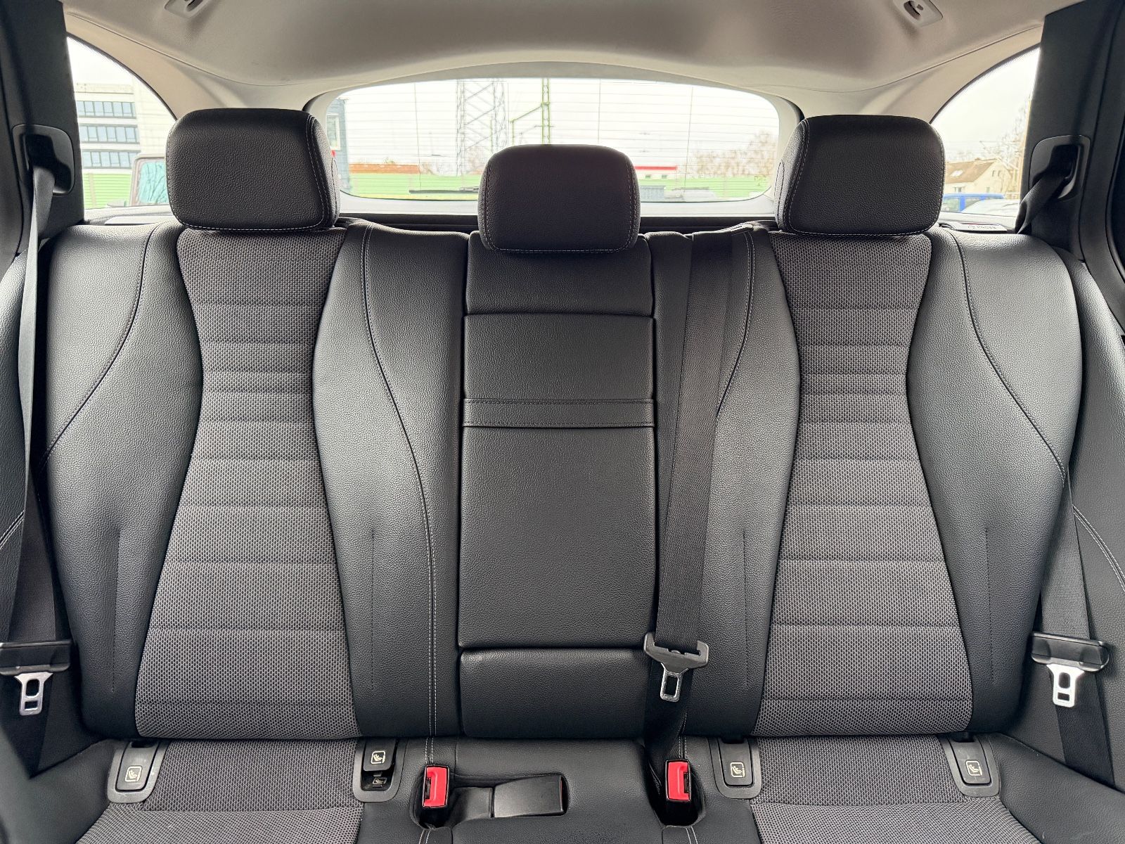 Fahrzeugabbildung Mercedes-Benz E 220d T Avantgarde LED*ACC*TEILLEDER*SHZ*AUTO