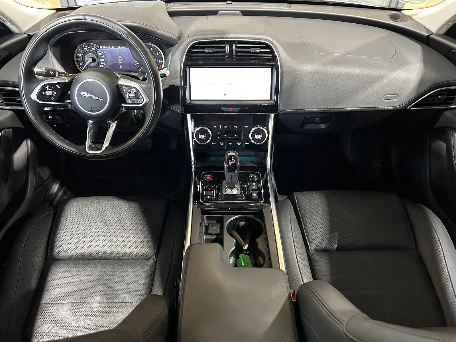 Fahrzeugabbildung Jaguar XE S/APPLE/KAMERA/SHZ/KLIMA/1.HAND