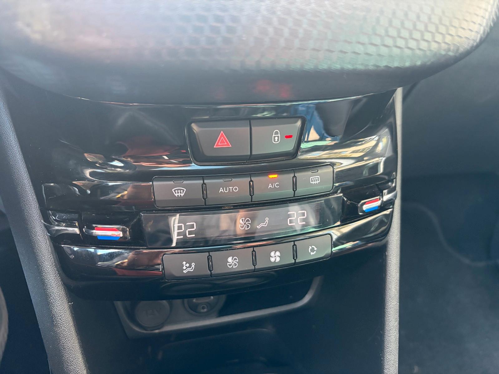 Peugeot 2008 2015 — photo 13