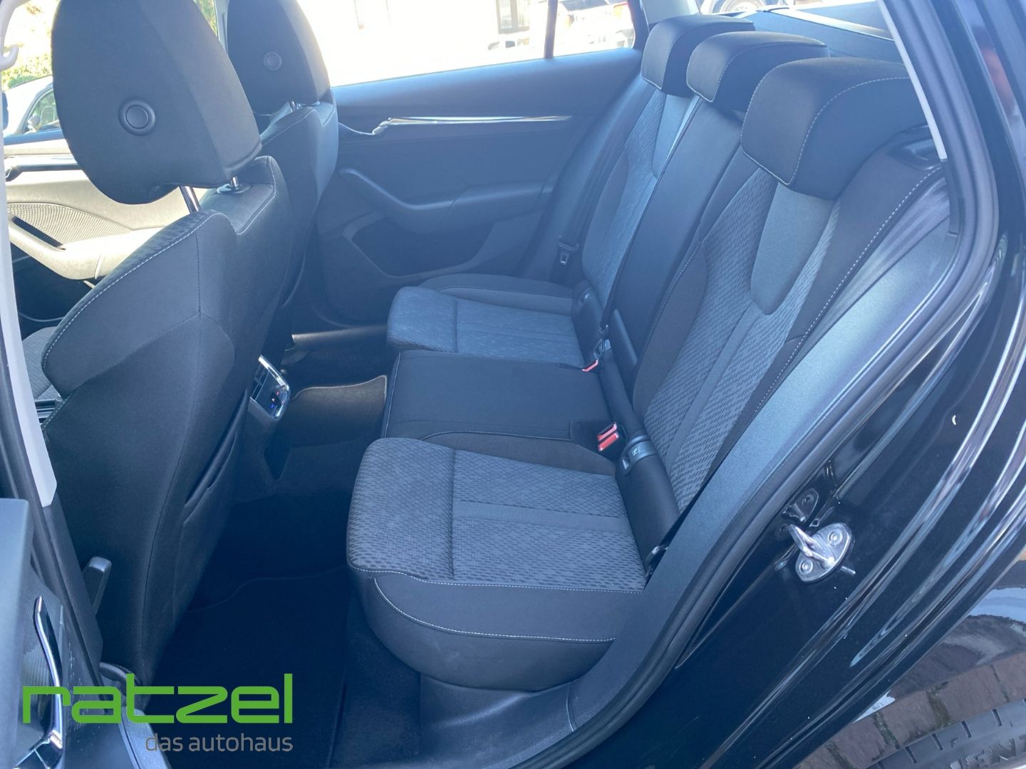 Fahrzeugabbildung SKODA Octavia e-TEC Combi Style 1.0 TSI Navi Digitales