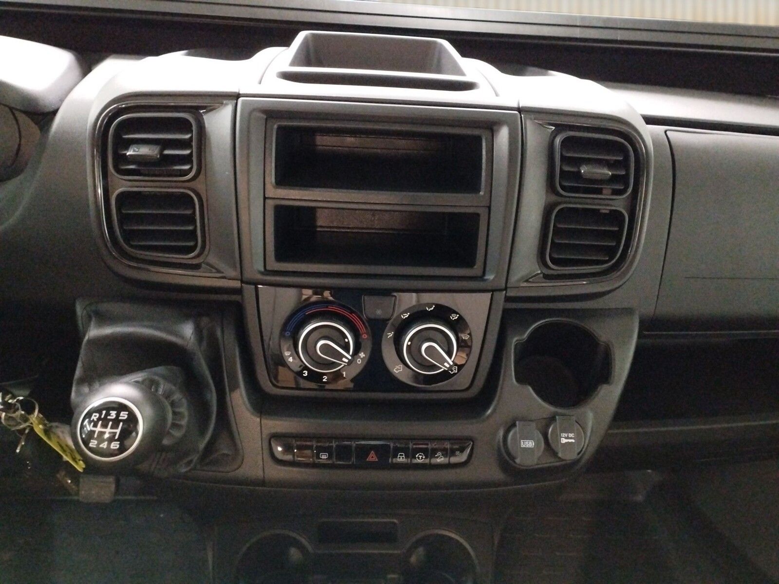 Fahrzeugabbildung Karmann Dexter DE 550 140 PS, Rückfahrkamera